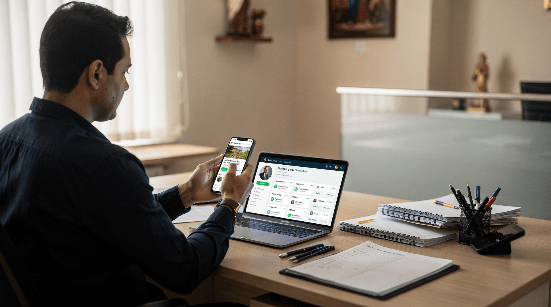 Ícone do WhatsApp ao lado de uma igreja, com mensagens organizadas.